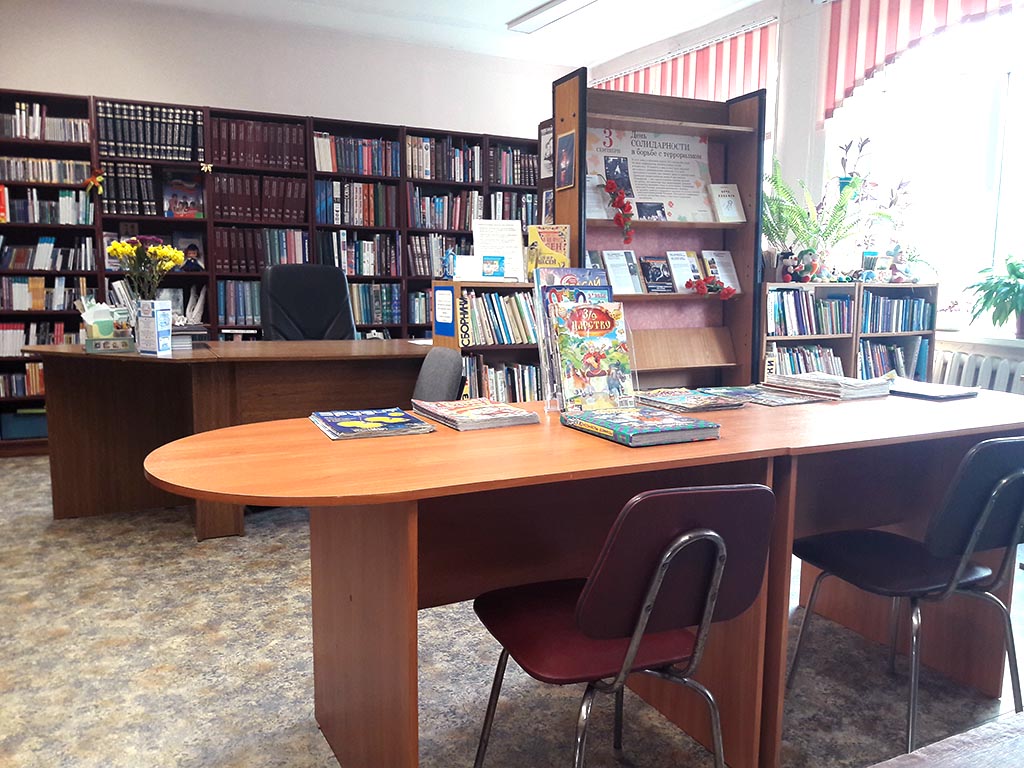 Стол библиотекаря крафт. Стол для читального зала. Стол в библиотеке. Мебель для читального зала библиотеки.